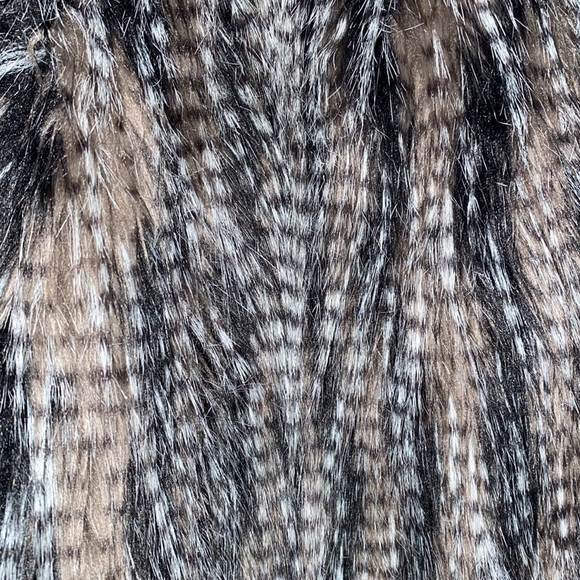 VEST - American Rag Feather 🪶 Fur Vest - Picture 3 of 3